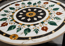 découvrez nos ateliers de pietra dura et marqueterie de marbre, où vous pouvez observer les artisans à l'œuvre ou participer à des sessions pratiques pour maîtriser ces techniques élégantes.