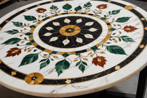 découvrez nos ateliers de pietra dura et marqueterie de marbre, où vous pouvez observer les artisans à l'œuvre ou participer à des sessions pratiques pour maîtriser ces techniques élégantes.